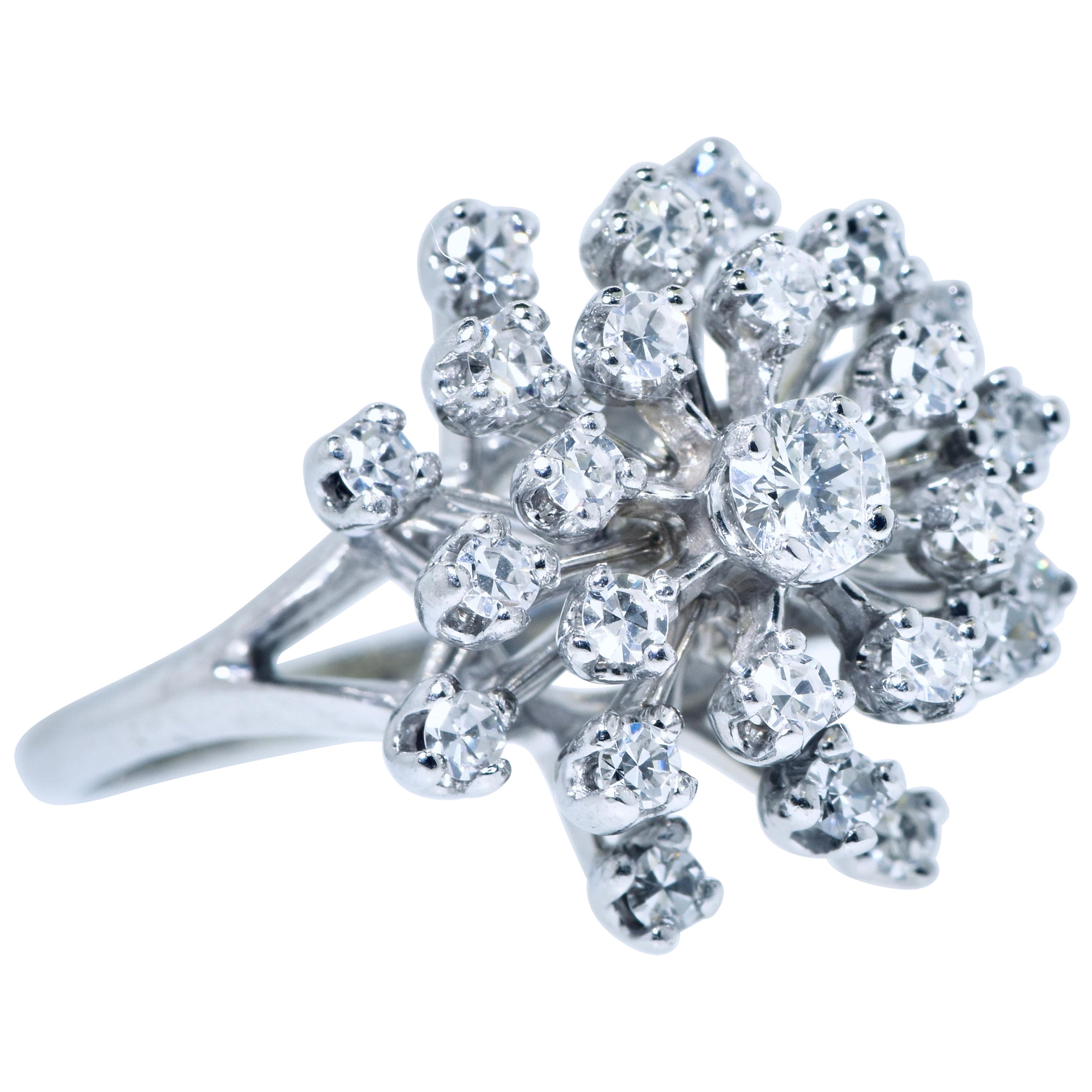 Diamant- und Weißgoldring mit 29 feinen weißen Diamanten im Brillantschliff, alle nahezu farblos (H/I) und leicht eingeschlossen.  Das Diamantgewicht dieser fein aufeinander abgestimmten Steine beträgt 0,80 Karat.  Der Ring hat ein sehr hübsches