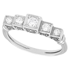 Bague à cinq pierres en or blanc et diamant des années 1930