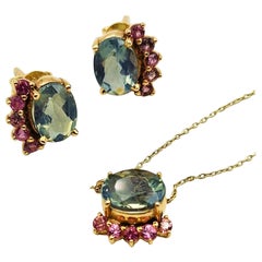 Parure di collana e orecchini in oro giallo con opale di fuoco blu e tormalina rosa