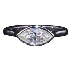 Klassischer minimalistischer Verlobungsring aus 18 Karat Gold mit Diamanten im Marquiseschliff für sie