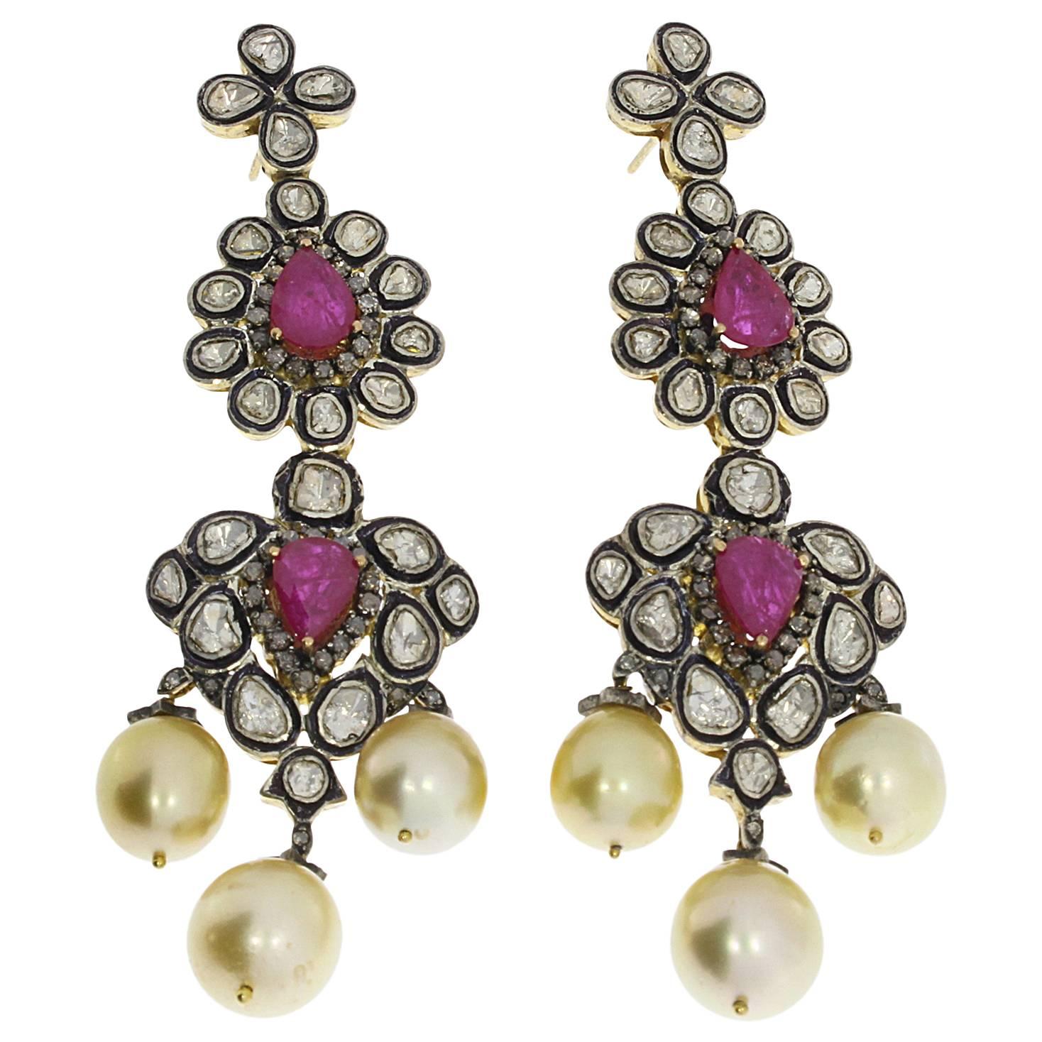 Boucles d'oreilles lustre en or argenté, perles, rubis et diamants