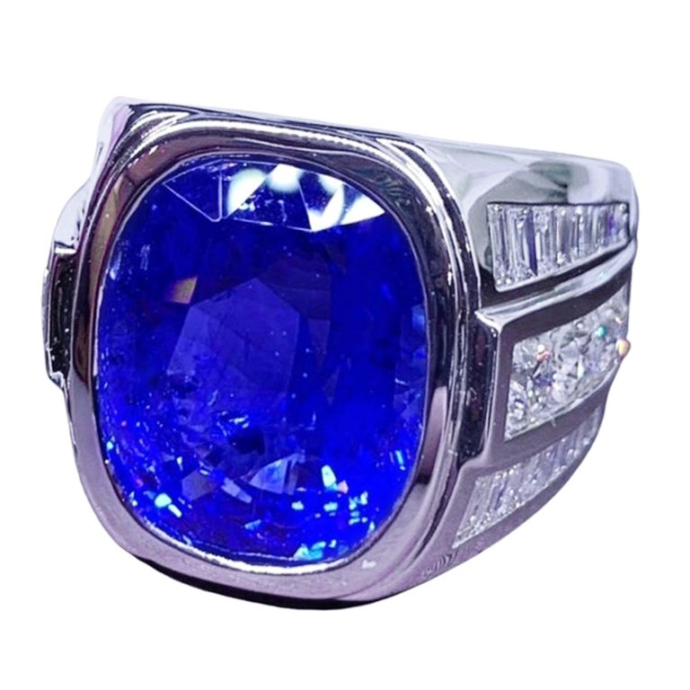 Amazing 23, 31 Carats of Ceylon Sapphire and Diamonds on Ring For Sale