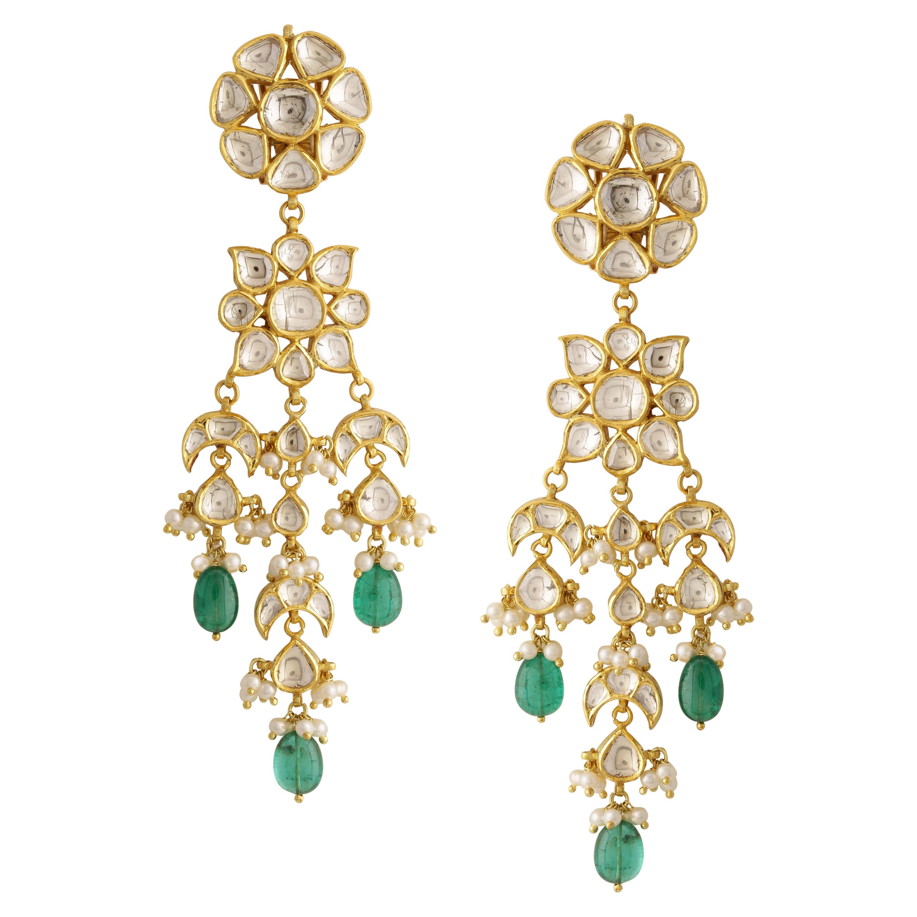 Chandelier-Ohrring mit Diamanten und Smaragden, handgefertigt aus 18 Karat Gold mit feiner Emaille