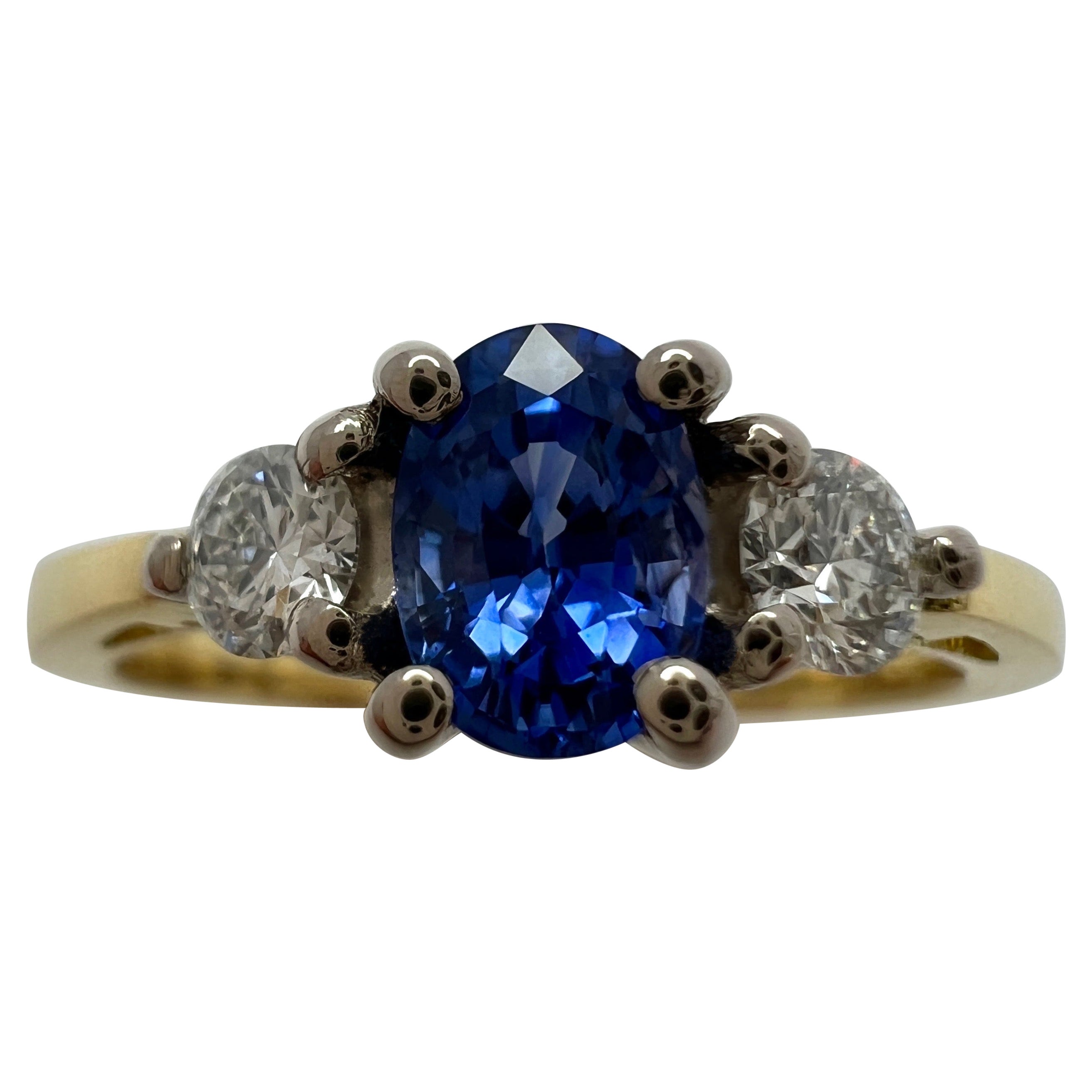 Fine Cornflower Blue Oval Ceylon Sapphire & Diamond Three Stone 18k Gold Ring For Sale