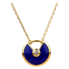 Cartier Collier Amulette de Cartier en or jaune 18 carats et lapis-lazuli