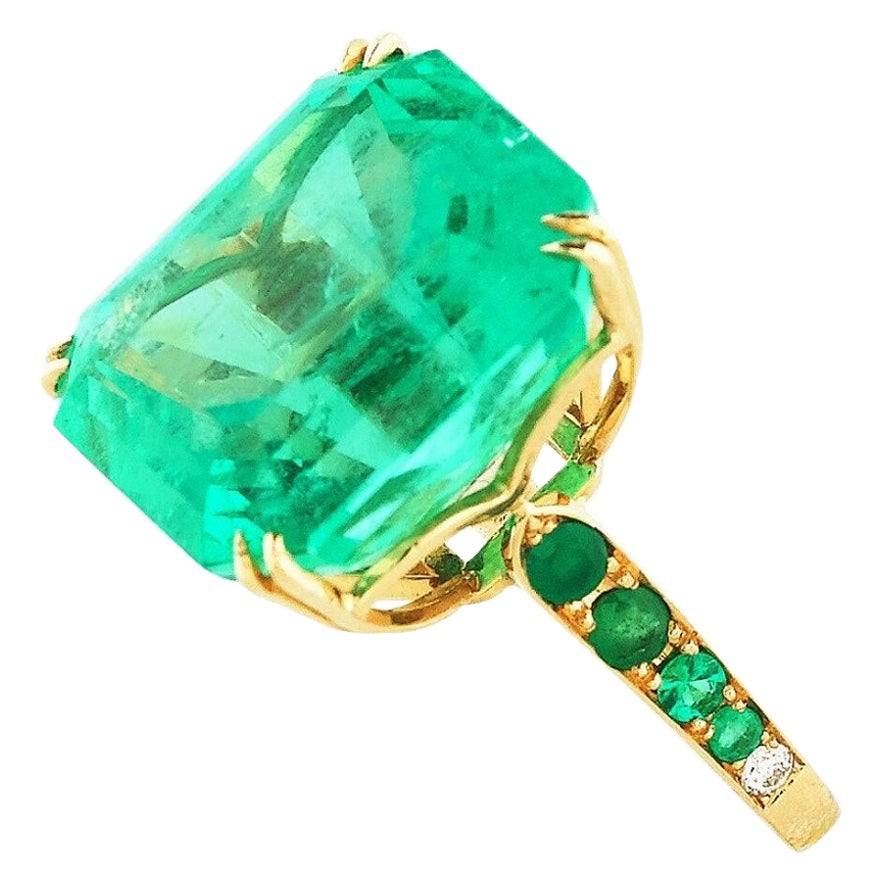 For Sale:  5 Carat Natural Emerald Diamond Engagement Ring Set in 18K Gold Cocktail Ring