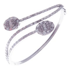 Bracelet jonc baguette entrelacé à trois rangées de diamants en or blanc 18 carats