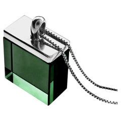 Collana con ciondolo in oro bianco a diciotto carati e quarzo verde