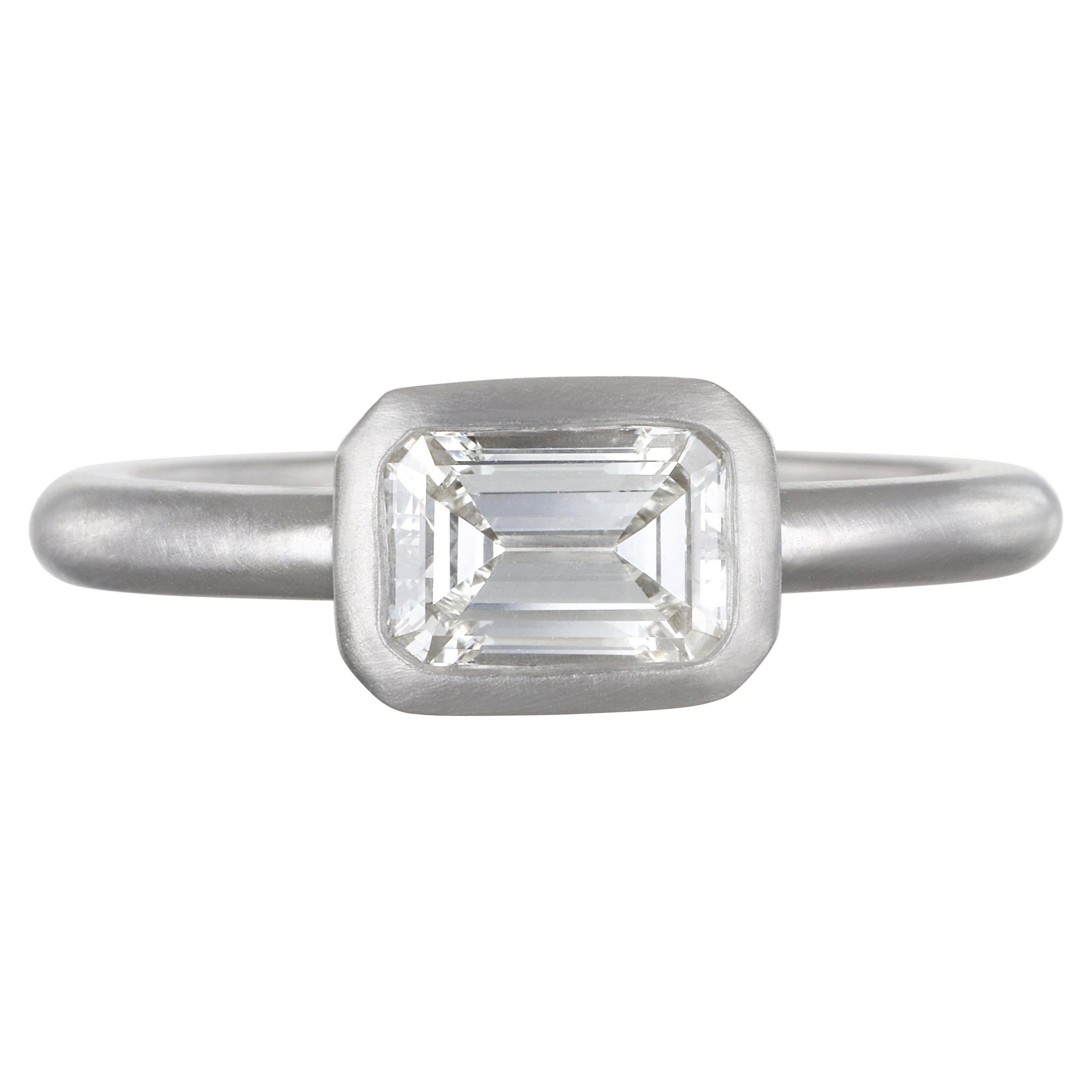 Ring aus mattem Platin mit Diamanten im Smaragdschliff von Faye Kim