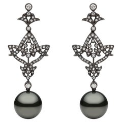 Boucles d'oreilles en goutte Yoko London en or noir, diamants et Tahiti