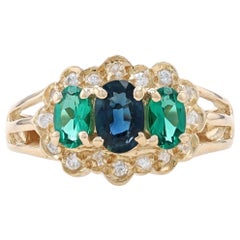 Dreisteiniger Ring aus Gelbgold mit Saphiren und synthetischem Smaragd, 14 Karat, Lab-Created