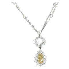 Or blanc 18 carats serti d'une émeraude carrée en forme de poire et d'un diamant jaune incolore