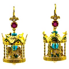 Clous d'oreilles Carousel en or jaune, diamants blancs, rubis, perles, émail et turquoise