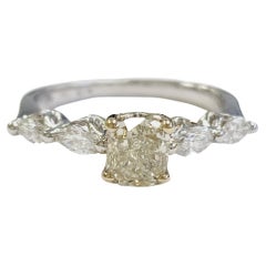 Anello con diamante giallo taglio cuscino da 1,06 carati in oro bianco 18 carati
