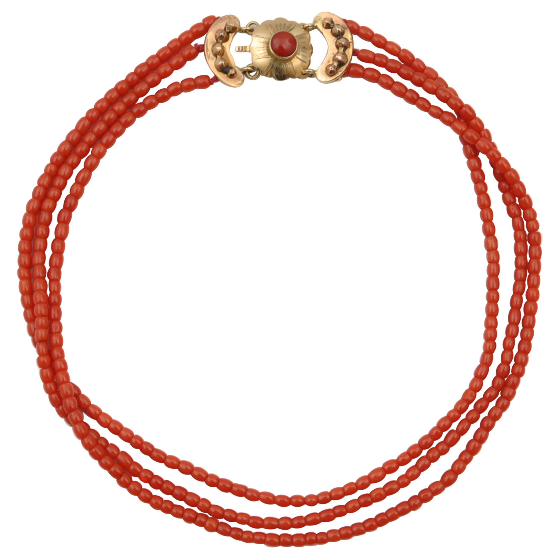 Collier perlé antique en or 14k avec corail de petite taille  en vente