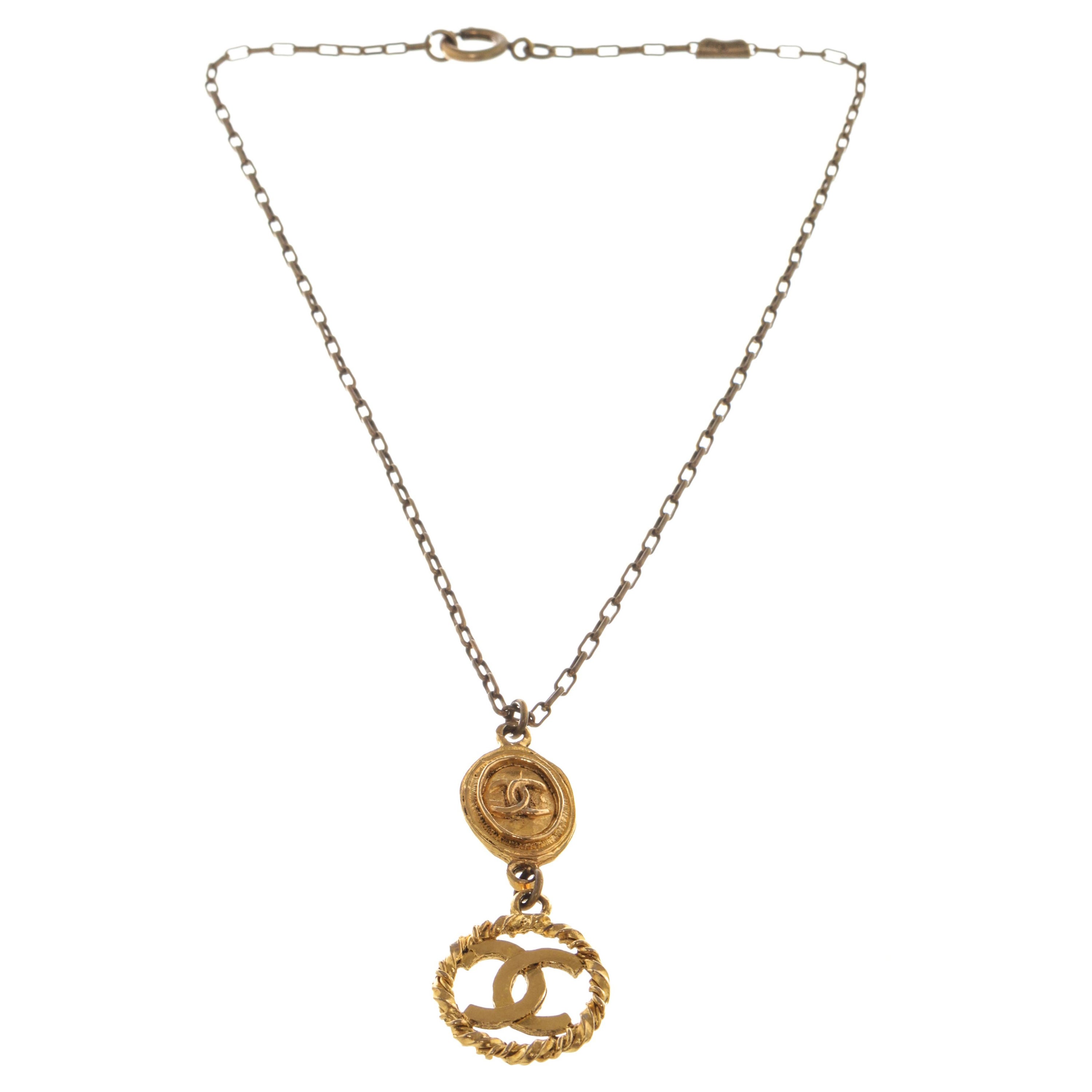 Vintage Chanel Gold Necklace with Intricate Pearl Pendant For Sale at