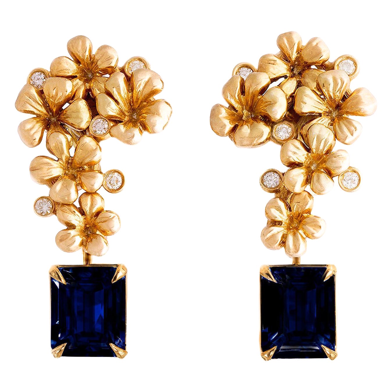 Boucles d'oreilles contemporaines en or jaune dix-huit carats avec saphirs naturels en vente