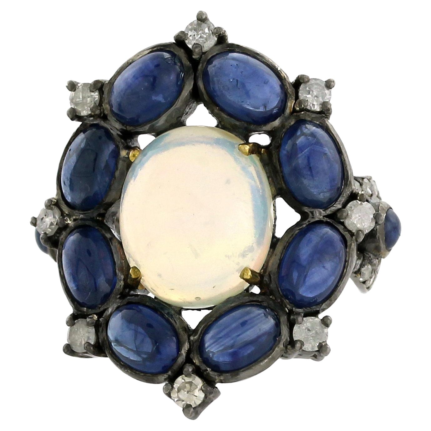 Opalring mit Mittelstein, umgeben von blauen Saphiren und Diamanten aus 18 Karat Gold
