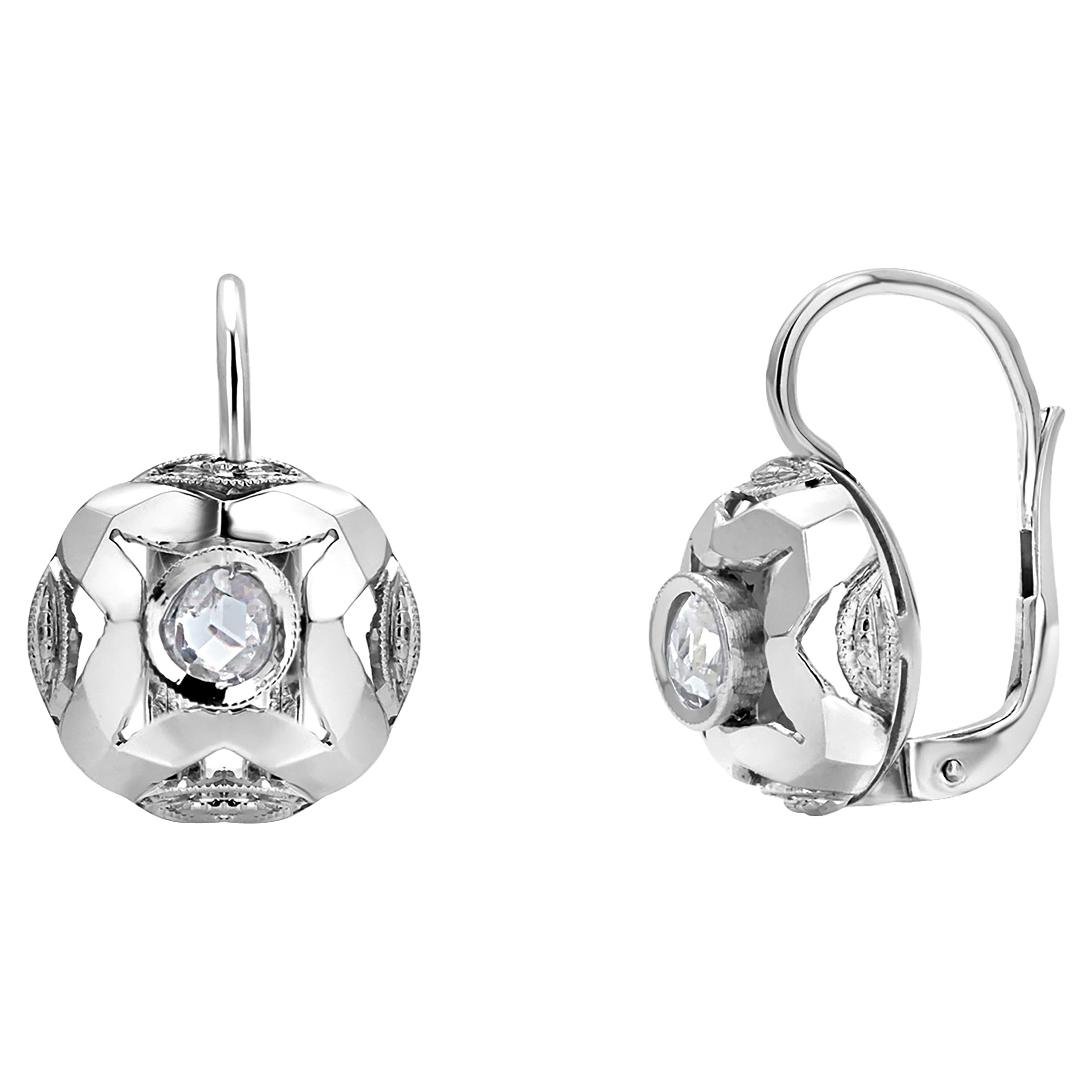 Boucles d'oreilles Art Déco en or blanc 18 carats avec diamants en filigrane en vente