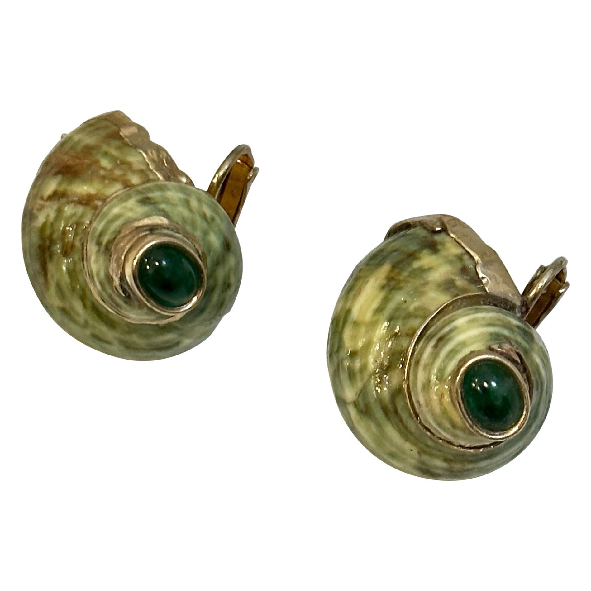 Vintage Turbo Muschel-Smaragd-Ohrring aus Gold mit Perlmutt-Ohrclips im Angebot