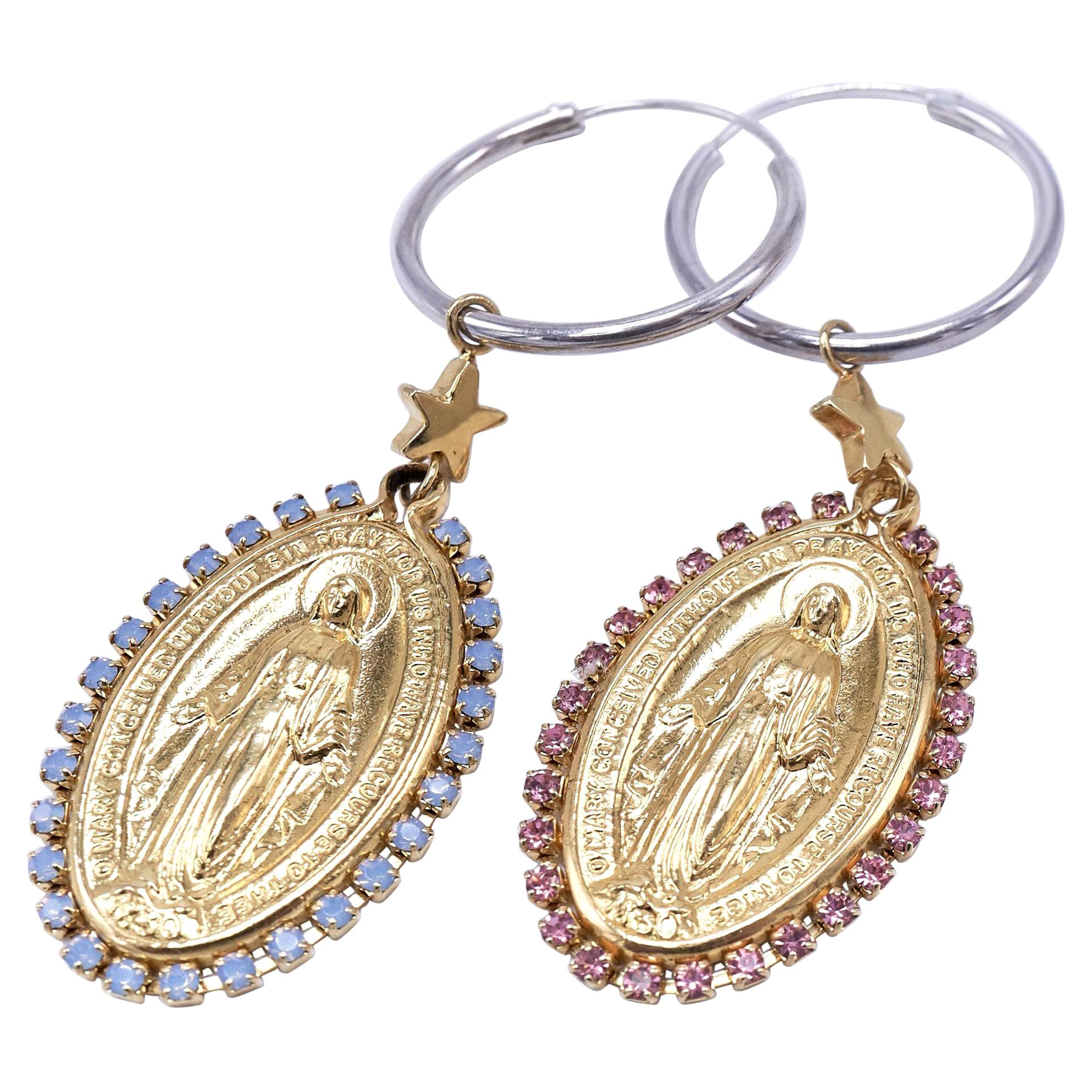 Boucles d'oreilles Médaille de la Vierge Marie en strass rose clair et bleu clair J Dauphin