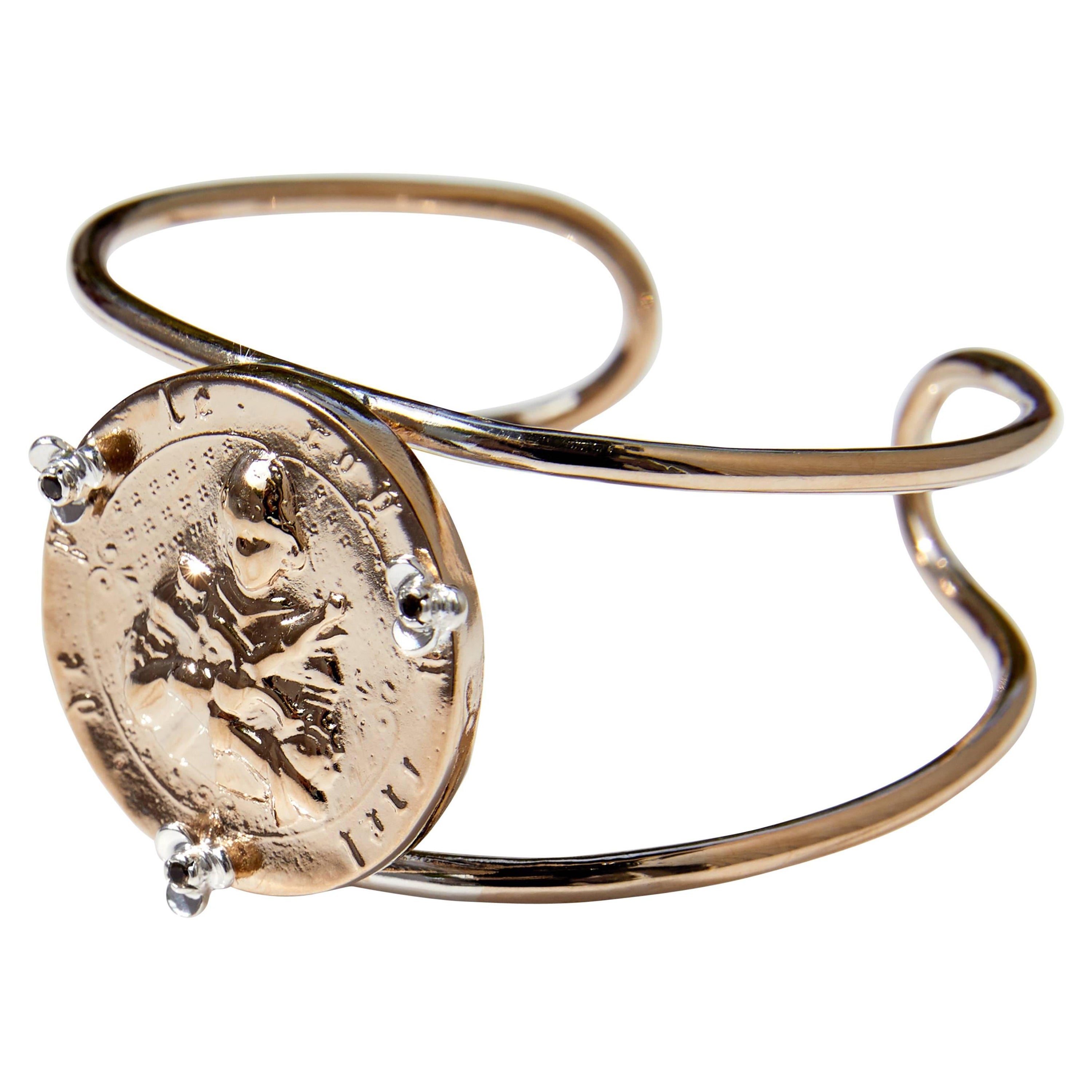 Bracelet de manchette J Dauphin avec médaille de Joan of Arc et diamants blancs roses