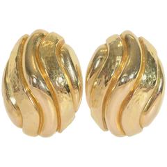 Grandes boucles d'oreilles David Webb en or martelé et brillant