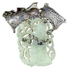 Broche moderniste en jade sculpté et pierre de lune argentée Art moderne brutaliste