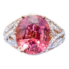 6,68 ct. Anello con tormalina rosa Paraiba e diamanti 18 carati