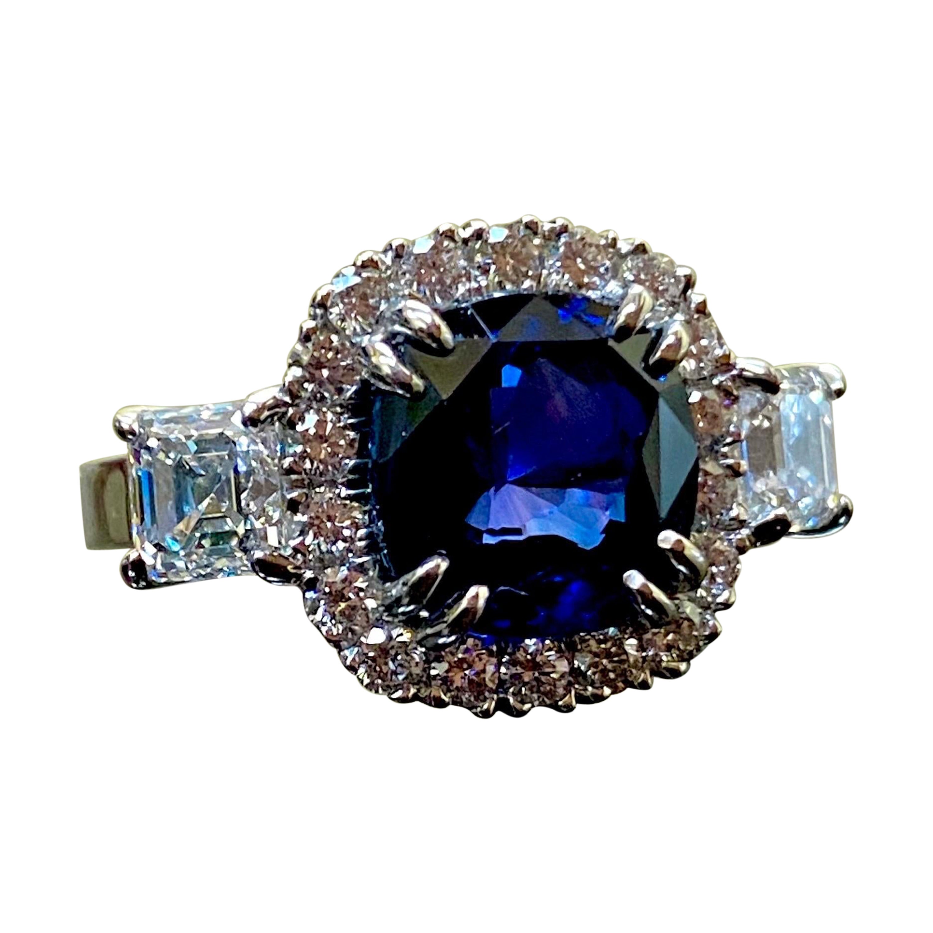 Bague en platine avec saphir bleu taille Asscher et halo de diamants taille coussin certifiés GIA