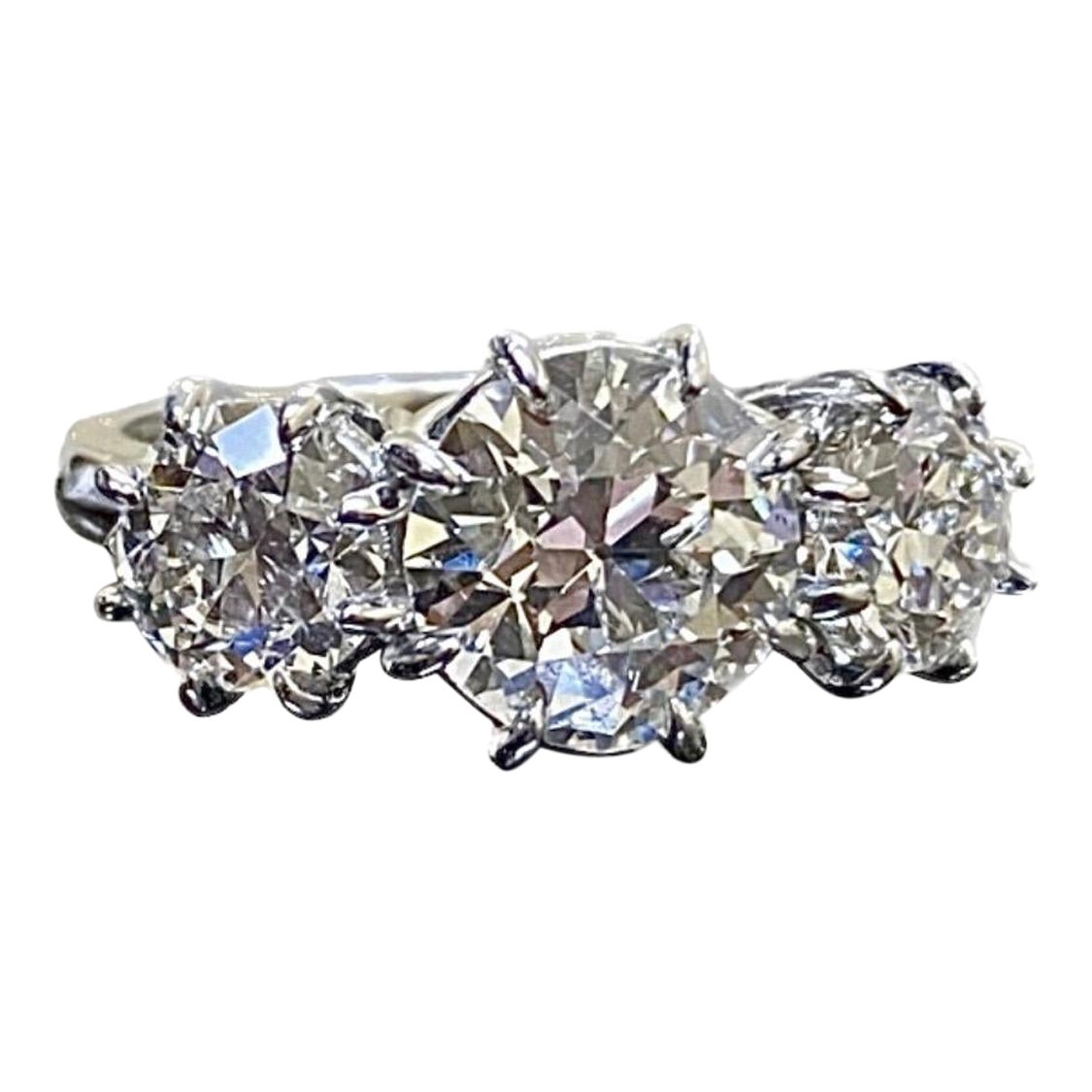 Anillo de compromiso de platino y tres piedras con diamante europeo antiguo GIA de 4,28 quilates