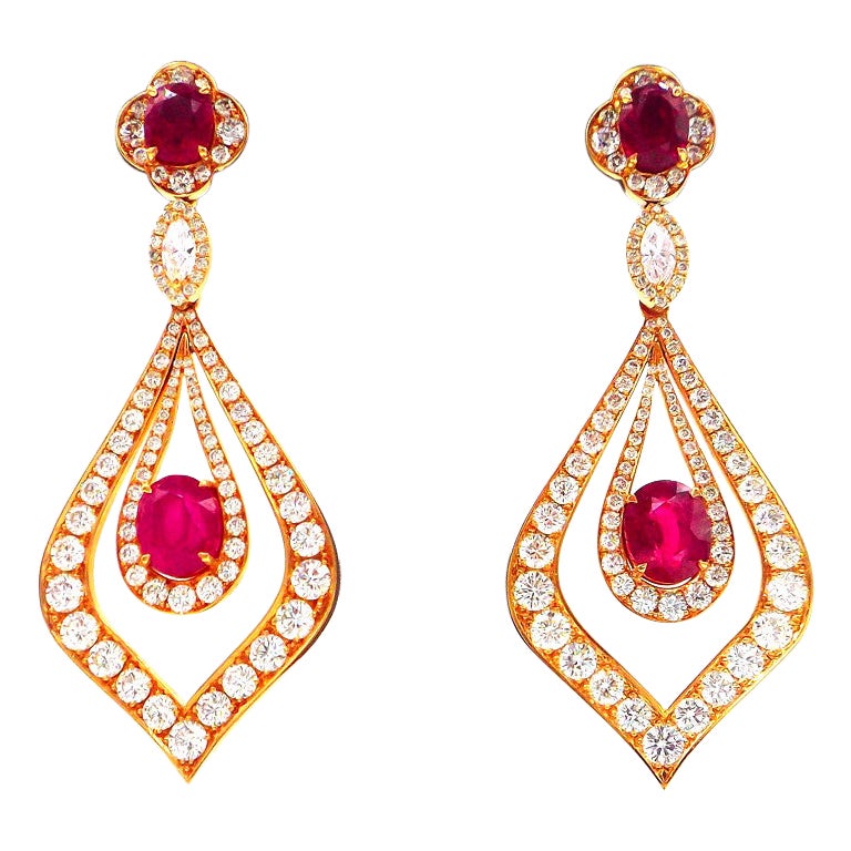 Pendants d'oreilles en or rose 18 carats avec diamants et rubis en vente