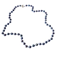 Lila Seidenfaden-Halskette J Dauphin, schwarzer Perlen Labradorit Perlen
