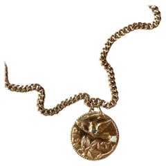 J. Dauphin, collier à chaîne épaisse avec pendentif médaille, aigue-marine, marquise et opale