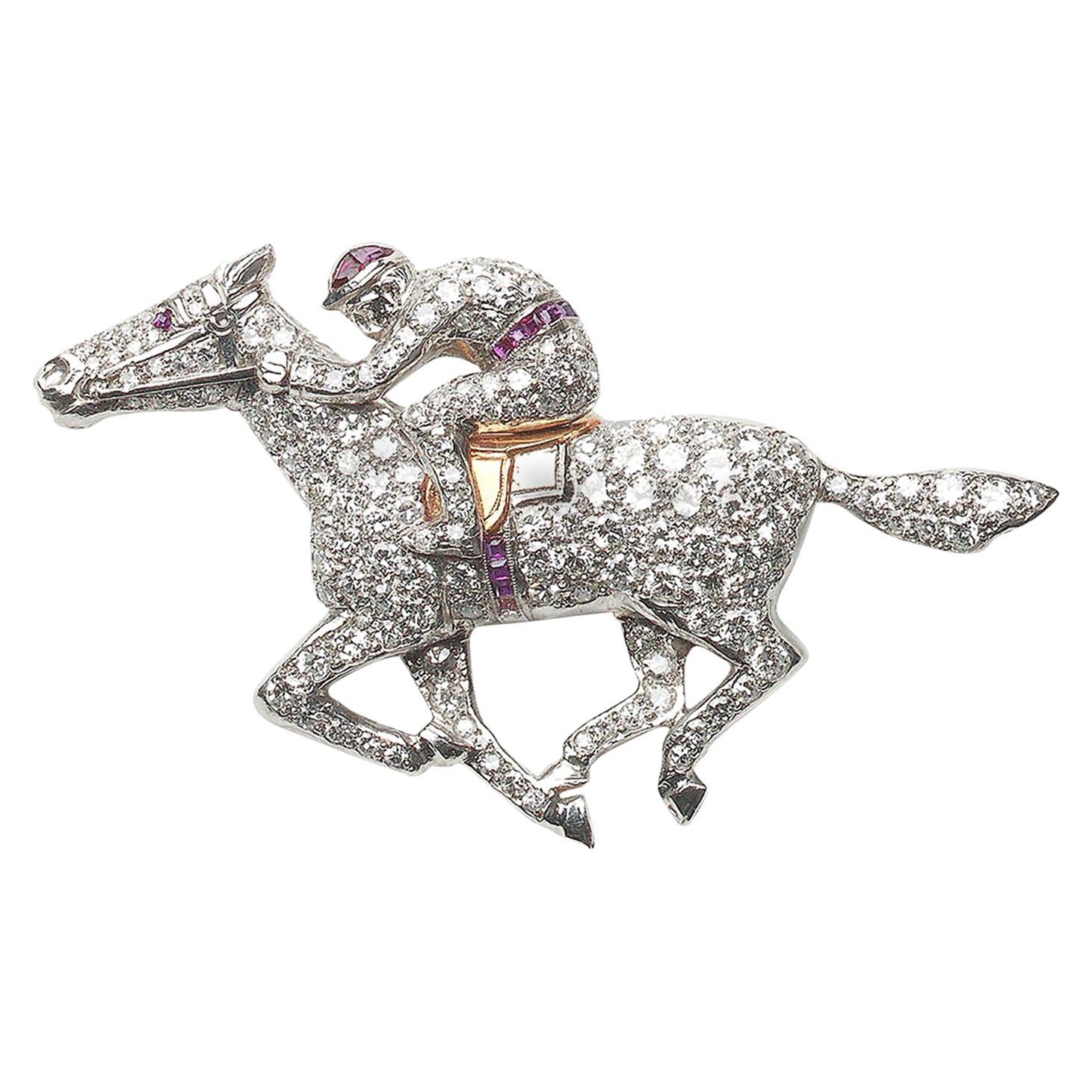 Broche vintage en diamant, platine et or représentant un cheval et un jockey, circa 1960 en vente