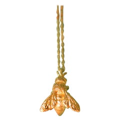 Pendentif abeille en or massif 18 carats par Lucy Stopes-Roe