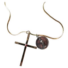 Collier religieux en argent sterling avec croix en rubis et médaille Saint