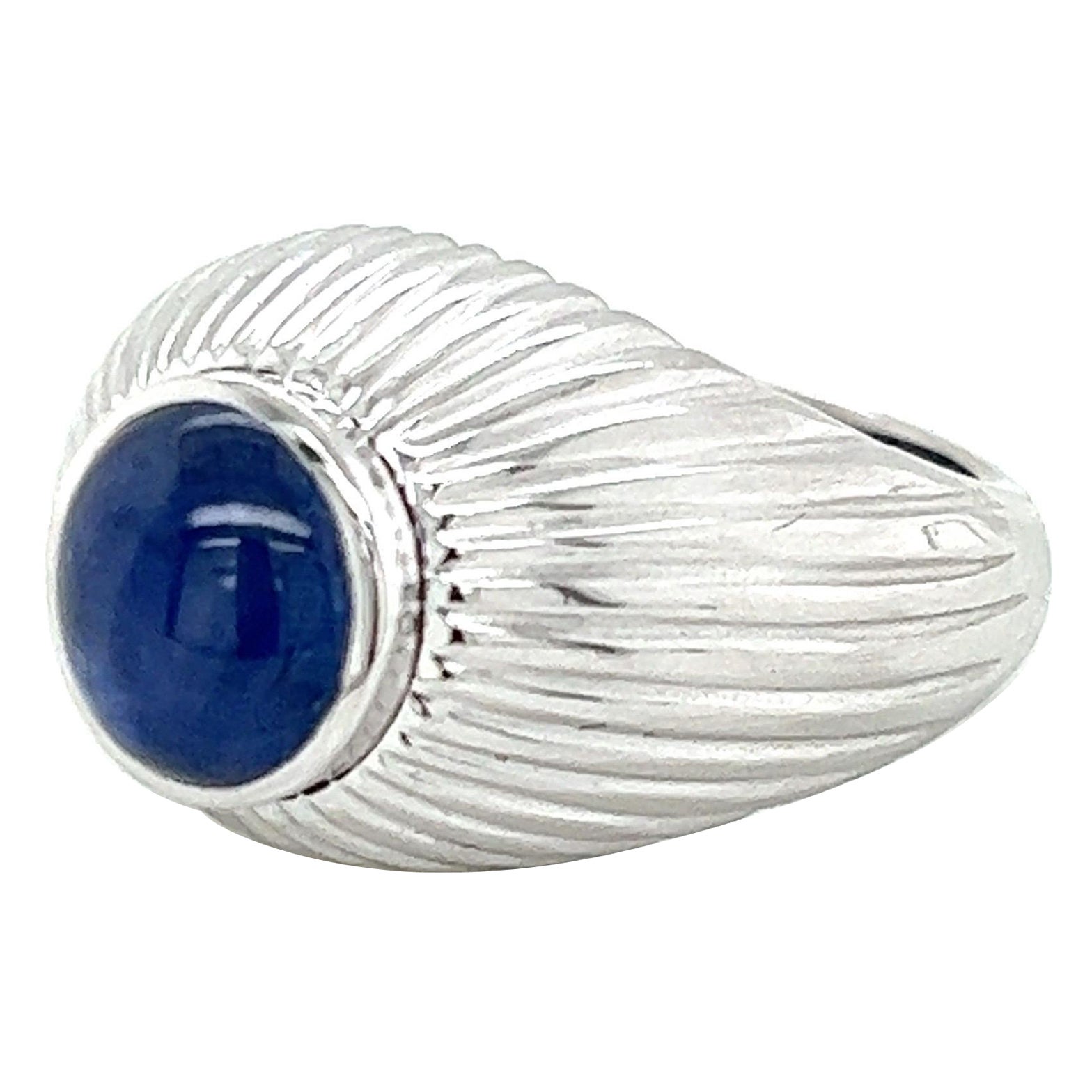 18k White Gold and Approx. 3.5ct Cabochon Sapphire Gents Ring For Sale