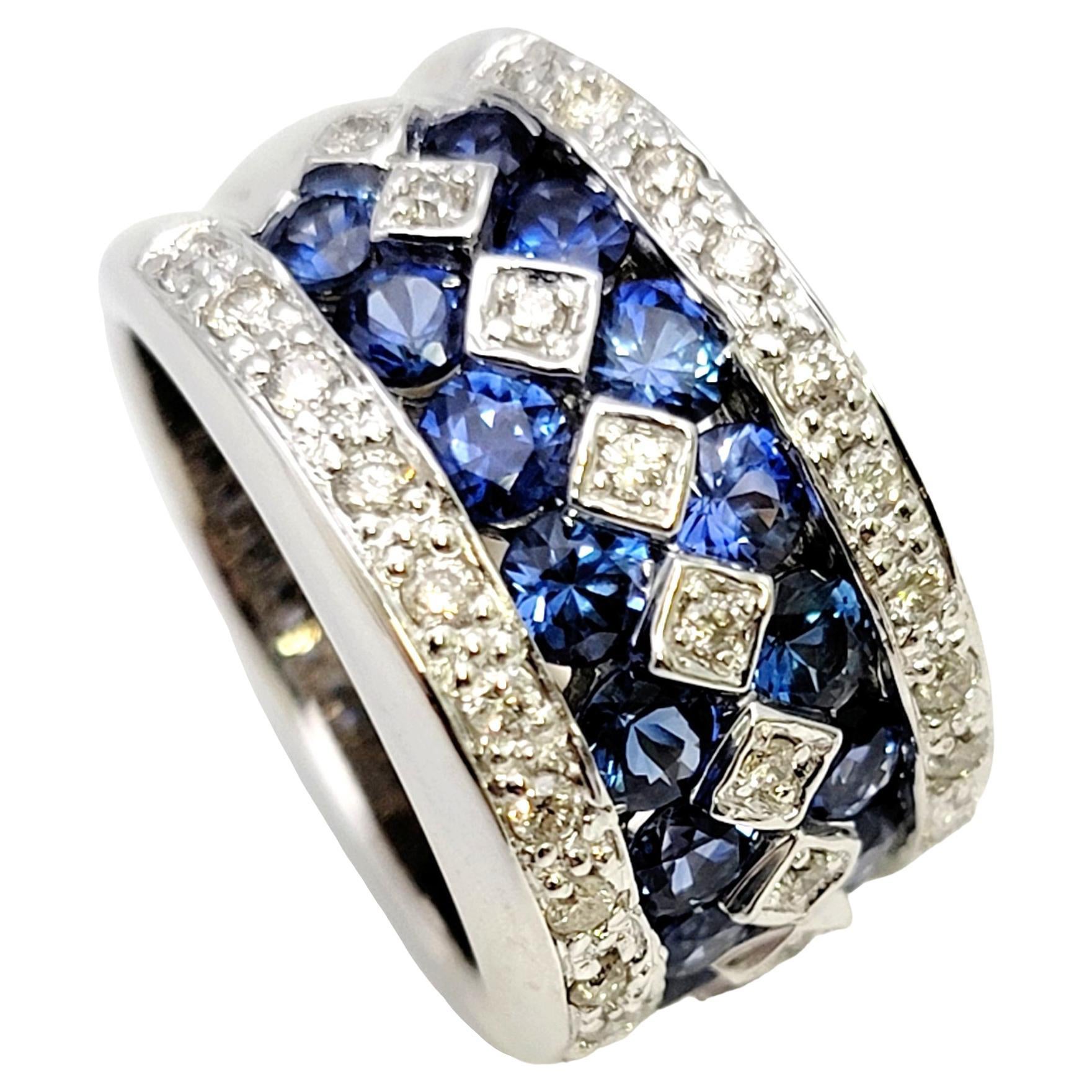 Large bague jonc en or blanc 14 carats à plusieurs rangées de saphirs bleus naturels et diamants
