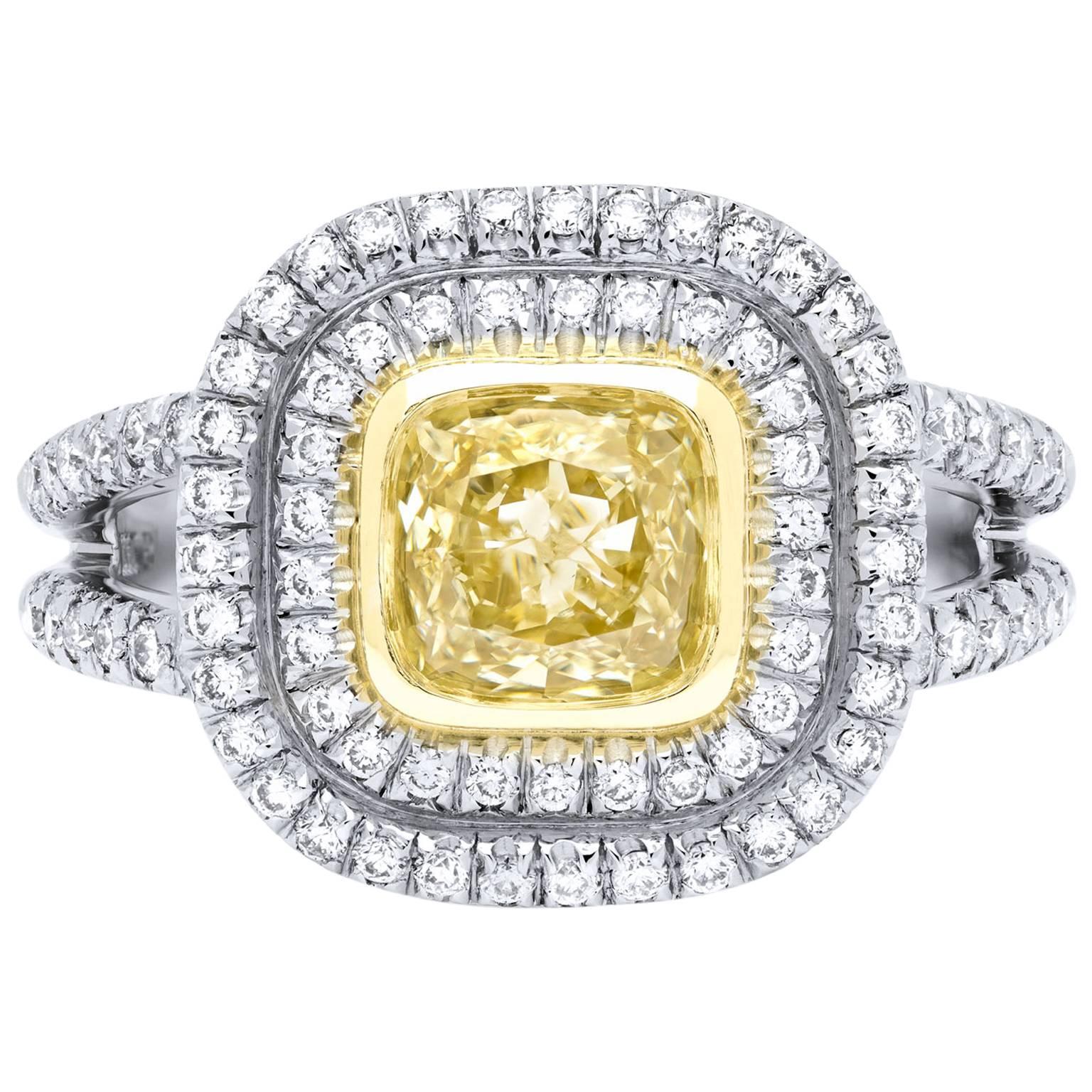 Bague en or avec diamant jaune fantaisie taille coussin de 1,03 carat et pavé de diamants certifiés GIA  6.25