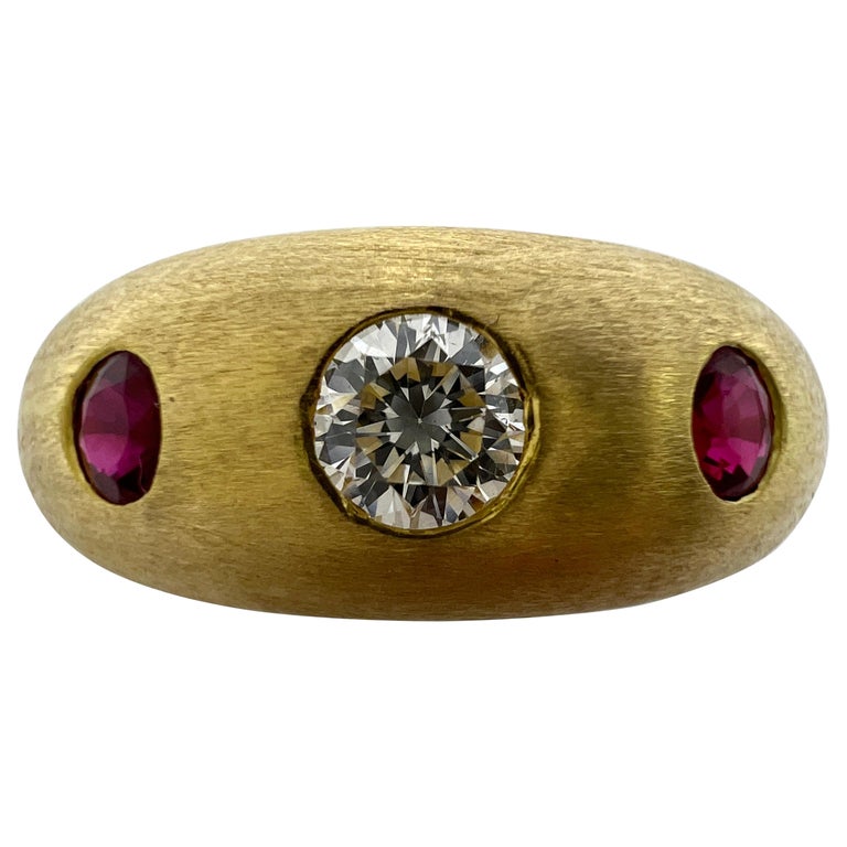 Vintage Cartier Diamond Ruby Daphne 18k Brushed Gold Three Stone Domed Ring  (Bague à trois pierres en forme de dôme) En vente sur 1stDibs