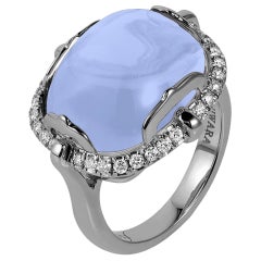 Goshwara-Ring aus blauem Chalcedon mit Kissenschliff und Diamanten