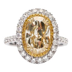 Bague sur mesure en platine avec halo de diamants blancs et jaunes de 3 à 5 carats de forme ovale