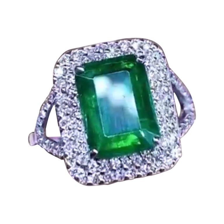 AIG certified 3.90 Carats Zambian Emeralds  Diamonds 18k Gold Ring  For Sale