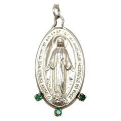 Collier spirituel pendentif ovale médaille de la Vierge Marie en argent et émeraude