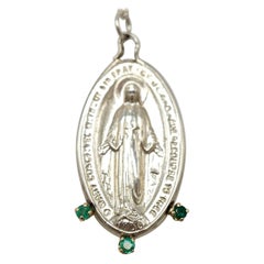 J. Dauphin, collier pendentif spirituel en argent et émeraude avec médaille de la Vierge Marie ovale