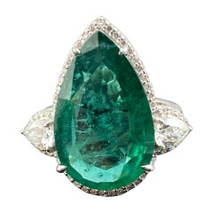 Zertifizierter Verlobungsring mit 5,7 Karat Smaragd in Birnenform und drei Steinen 