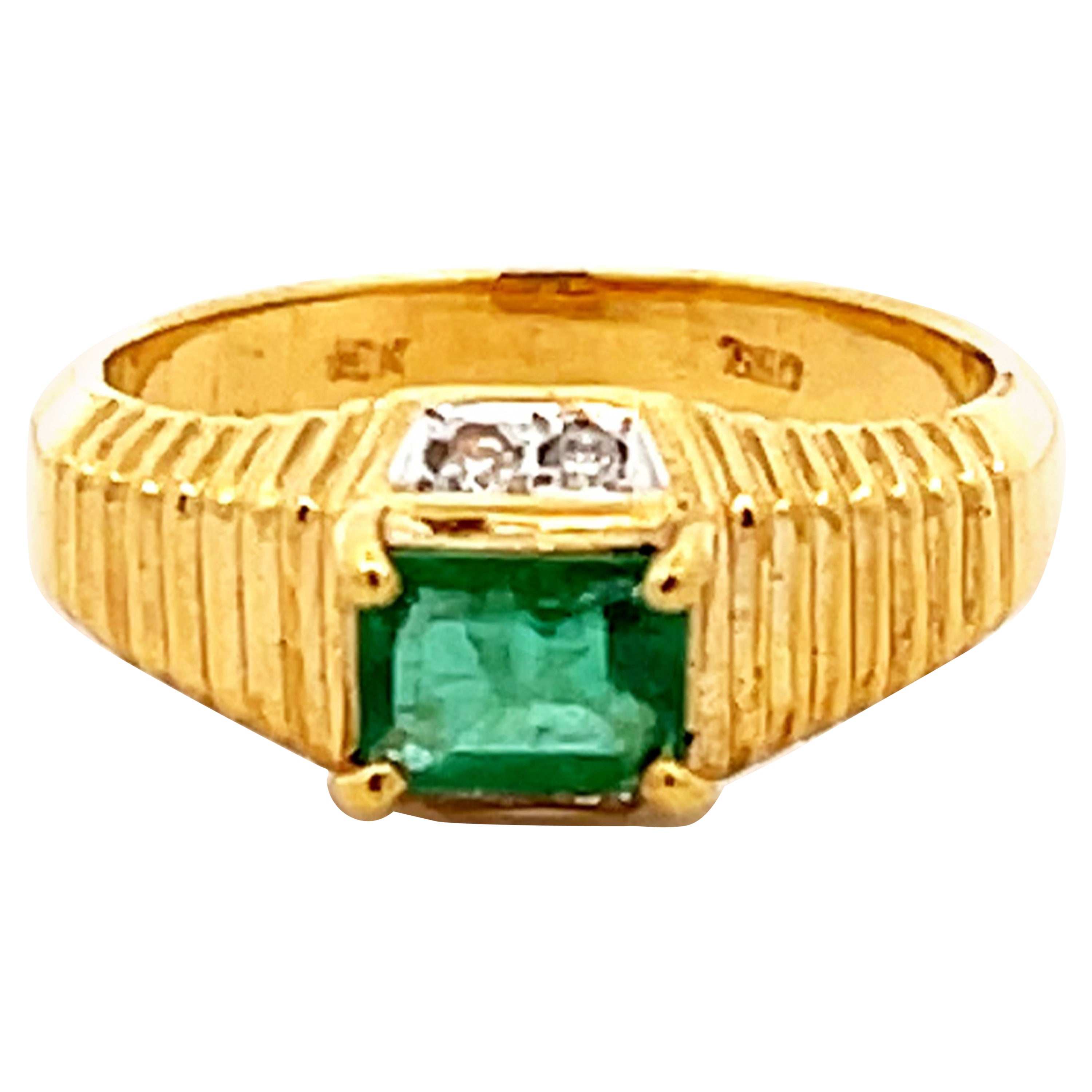 Bague à anneau en or jaune 18 carats avec émeraude verte et diamant vintage en vente