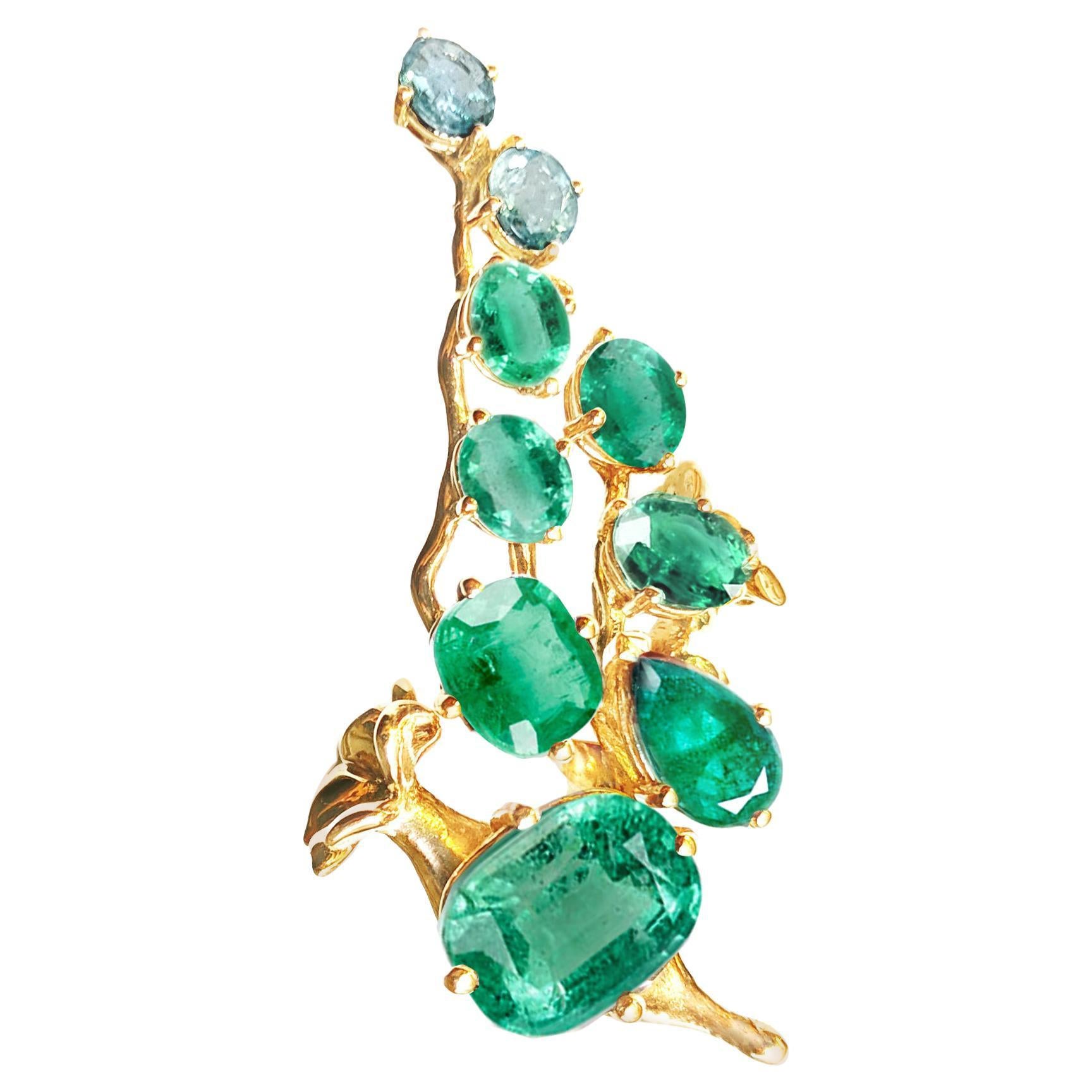 Zeitgenössische Cluster-Halskette aus 18 Karat Gold mit Blumenanhänger und grünen Smaragden im Angebot