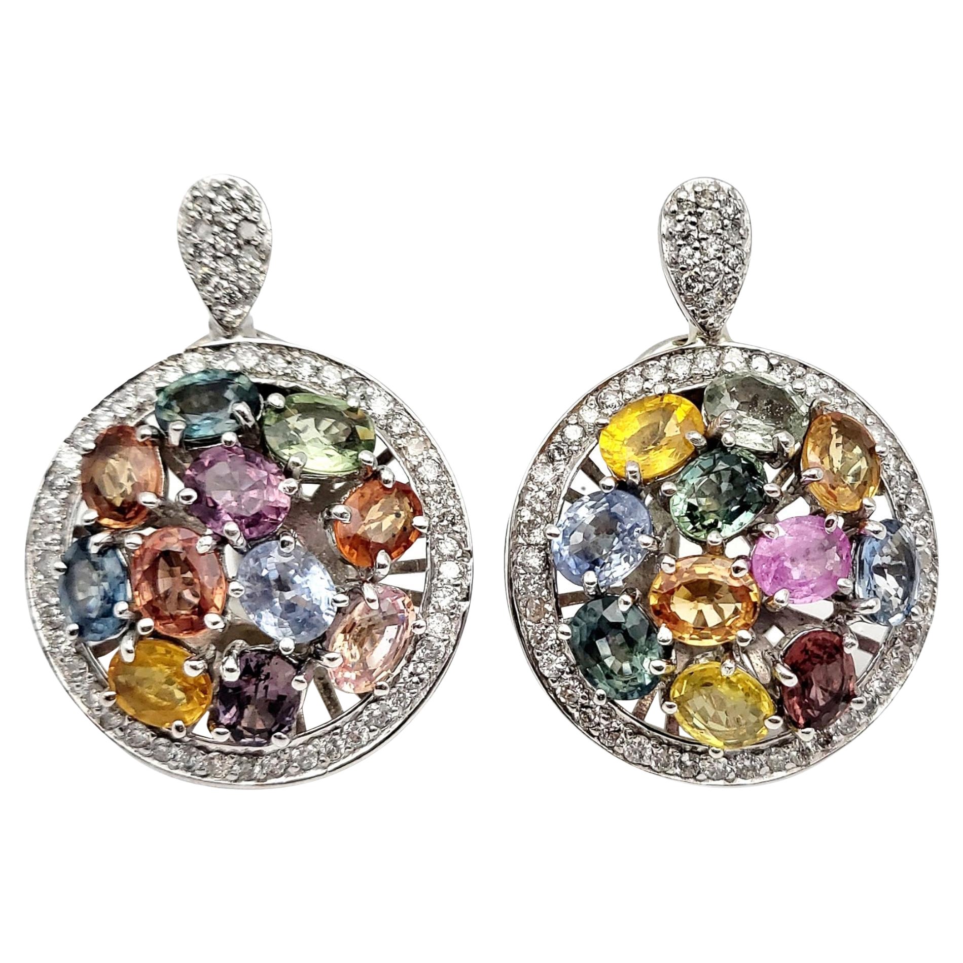 Clips d'oreilles en or blanc en forme de halo de saphirs naturels multicolores et de diamants en vente